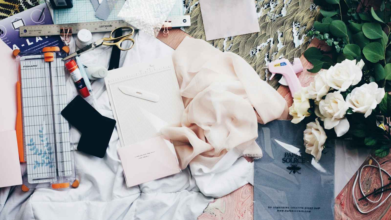 Чем отличается дизайнер одежды от модельера?